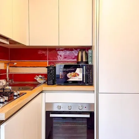 Daire Cozy 2br For 6 Guests Near Metro, Piazza Vittorio