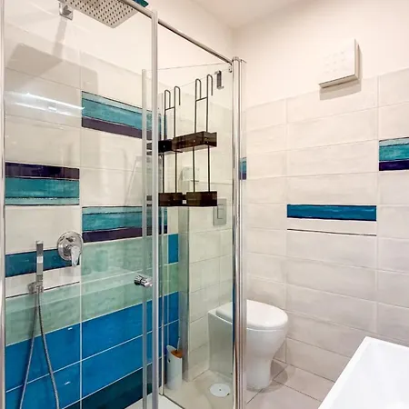 Daire Cozy 2br For 6 Guests Near Metro, Piazza Vittorio