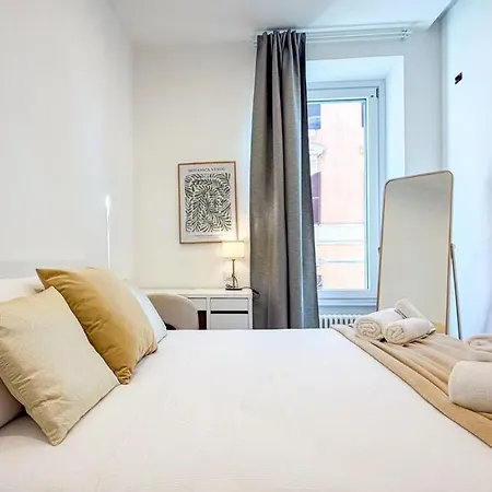 Cozy 2br For 6 Guests Near Metro, Piazza Vittorio Daire *