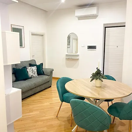 Daire Cozy 2br For 6 Guests Near Metro, Piazza Vittorio